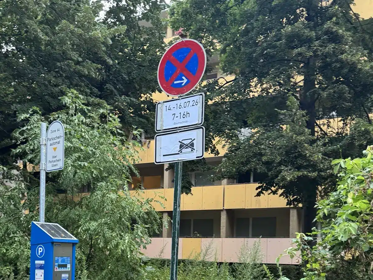 Halteverbot Berlin – eingerichtete Halteverbotszone mit temporären Verkehrszeichen